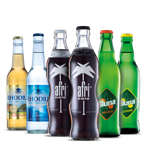 Various glass bottles of RHODIUS, afri Cola and Bluna stand next to each other.