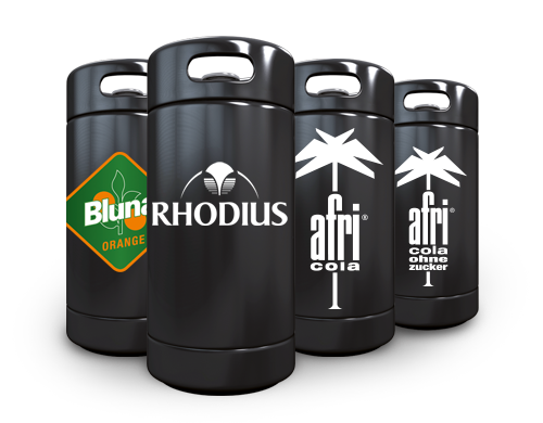 Different varieties of afri Cola, RHODIUS and Bluna in black barrels stand next to each other.